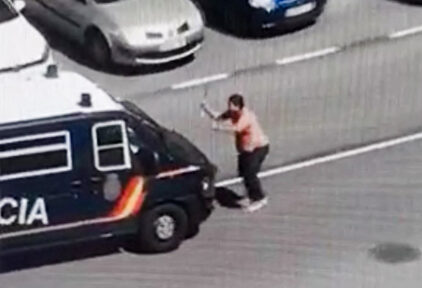 Un individuo ataca con dos catanas a varios policías en Madrid