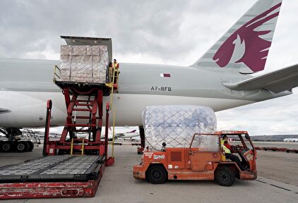 Carga de material sanitario en un avión. | EFE