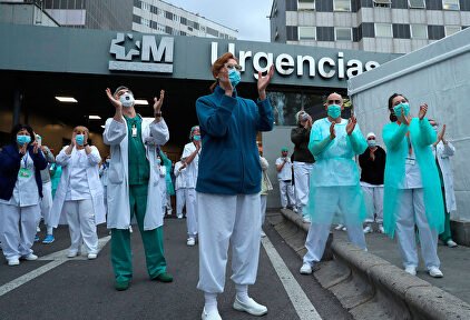 Sanitarios en La Paz de Madrid. | EFE