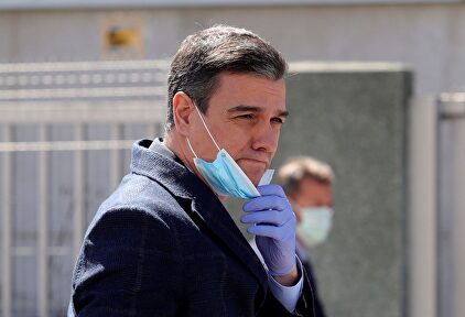 Sánchez usa mal la mascarilla en público en una visita a una fábrica