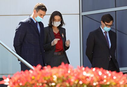 Sánchez, protegido con mascarilla y guantes, acompañado de los ministros de Industria, Reyes Maroto y Sanidad, Salvador Illa. | EFE