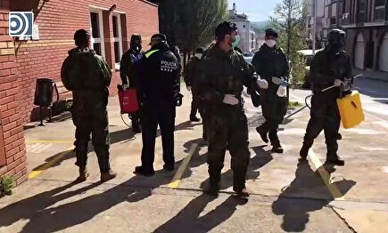 Aplausos al Ejército de Tierra y vivas a España tras desinfectar un centro médico en Barcelona