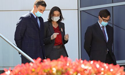 El presidente del Gobierno, Pedro Sánchez y el ministro de Sanidad, Salvador Illa, con mascarilla | EFE