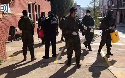 Aplausos al Ejército de Tierra y vivas a España tras desinfectar un centro médico en Barcelona