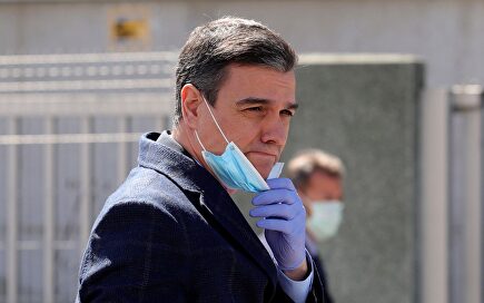 Sánchez usa mal la mascarilla en público en una visita a una fábrica