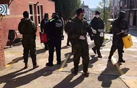 Aplausos al Ejército de Tierra y vivas a España tras desinfectar un centro médico en Barcelona