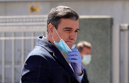 Sánchez usa mal la mascarilla en público en una visita a una fábrica