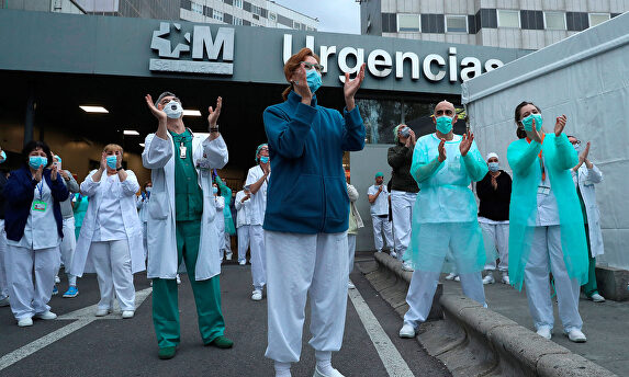 Sanitarios en La Paz de Madrid. | EFE