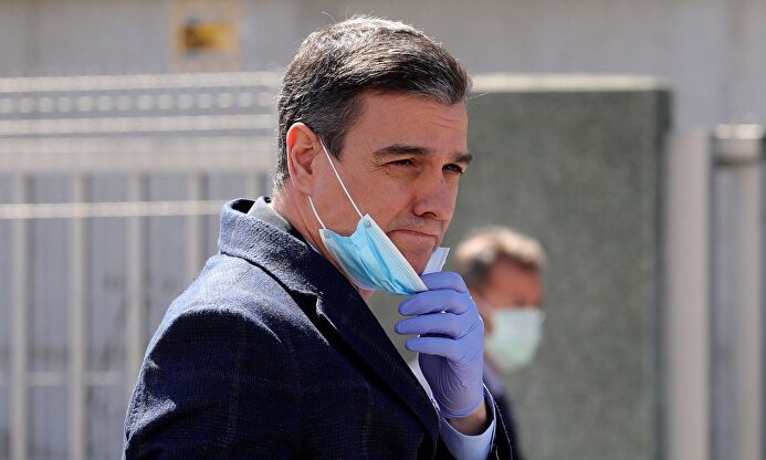 Sánchez usa mal la mascarilla en público en una visita a una fábrica