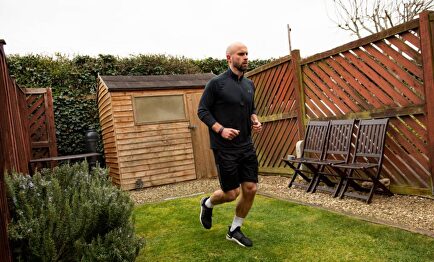 James Campbell, dando vueltas en el jardín de su casa para acabar completando un maratón. | Twitter