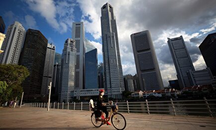 Una imagen del distrito financiero de Singapur, este viernes, tras anunciarse las nuevas medidas de confinamiento por el Covid-19. | EFE