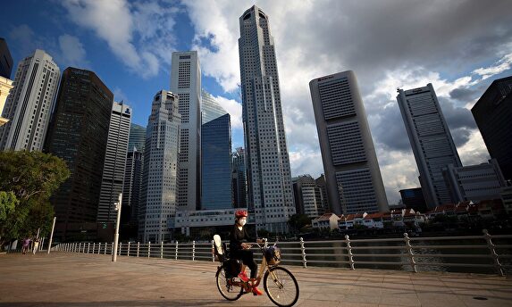 Una imagen del distrito financiero de Singapur, este viernes, tras anunciarse las nuevas medidas de confinamiento por el Covid-19. | EFE
