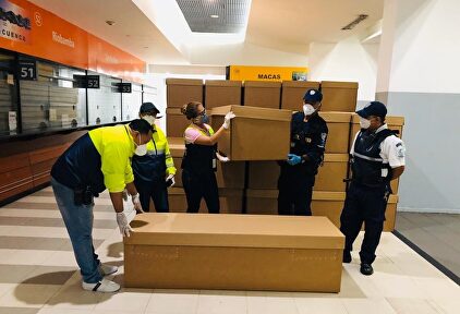 Ataúdes de cartón almacenados en la terminal terrestre de Guayaquil. | EFE / Alcaldía de Guayaquil