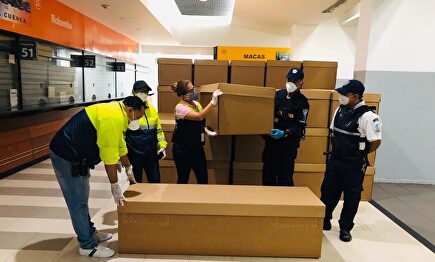 Ataúdes de cartón almacenados en la terminal terrestre de Guayaquil. | EFE / Alcaldía de Guayaquil