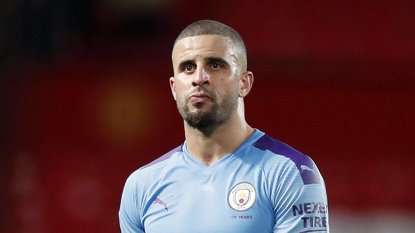 Problems for Guardiola: they record Kyle Walker drunk, pulling down his pants and kissing another woman