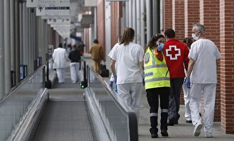 Varios sanitarios conversan mientras recorren una zona común en Ifema | EFE