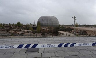 Vista exterior del edificio que se construyó para ser el Instituto Anatómico Forense y que ha sido habilitado como morgue | EFE