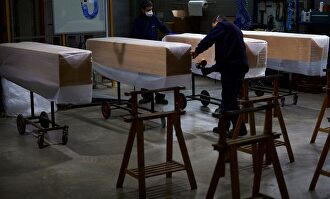 Un operario trabaja en la fábrica de ataúdes de Montjuic (Barcelona) . | EFE