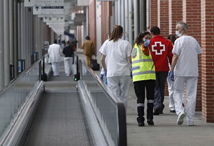 Varios sanitarios conversan mientras recorren una zona común en Ifema | EFE