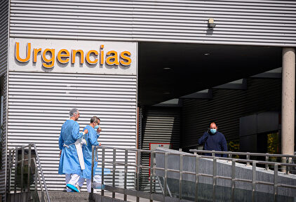 Sanitarios a la entrada de las urgencias del hospital de Alcalá de Henares. | EFE