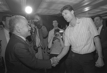 Berkowitz (derecha), saluda al primer ministro israelí Yitzhak Shamir durante una recepción en 1987 | Gobierno de Israel/Wikipedia