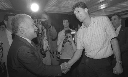 Berkowitz (derecha), saluda al primer ministro israelí Yitzhak Shamir durante una recepción en 1987 | Gobierno de Israel/Wikipedia