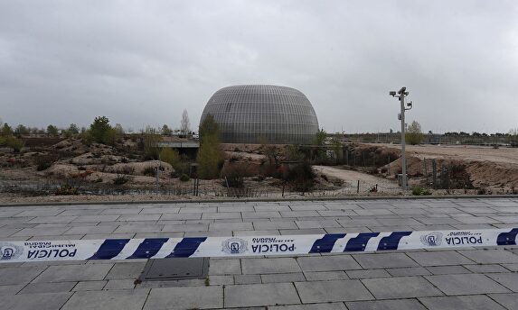 Vista exterior del edificio que se construyó para ser el Instituto Anatómico Forense y que ha sido habilitado como morgue | EFE