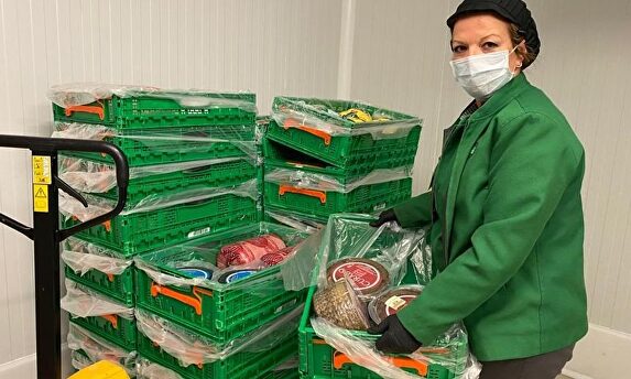 Una trabajadora de Mercadona con mascarilla | Europa Press