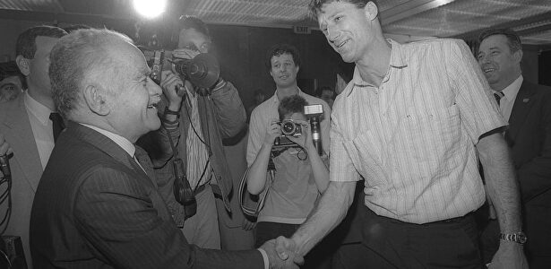Berkowitz (derecha), saluda al primer ministro israelí Yitzhak Shamir durante una recepción en 1987 | Gobierno de Israel/Wikipedia