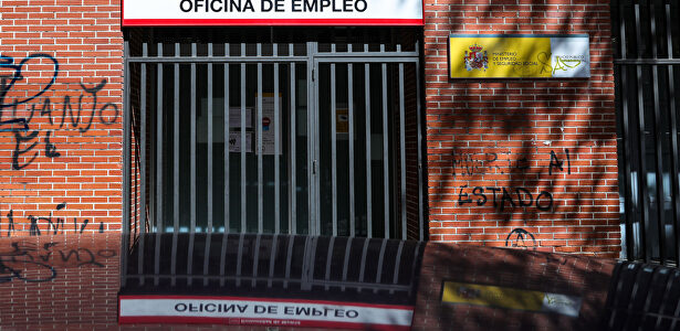 Rejas en las puertas de una Oficina de Empleo cerrada | Europa Press