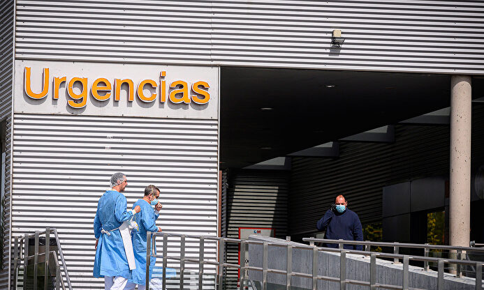 Sanitarios a la entrada de las urgencias del hospital de Alcalá de Henares. | EFE