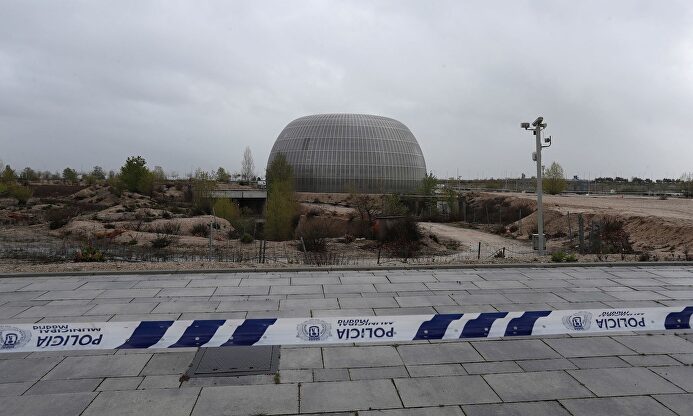 Vista exterior del edificio que se construyó para ser el Instituto Anatómico Forense y que ha sido habilitado como morgue | EFE