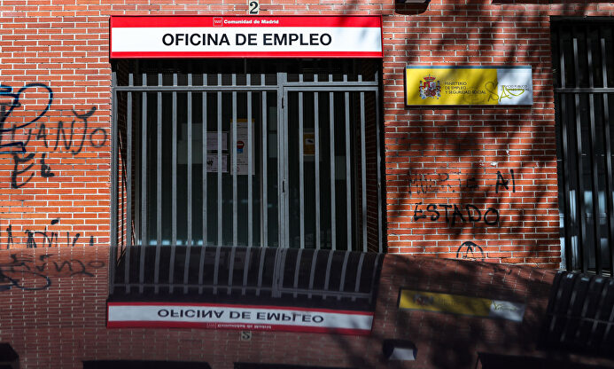 Rejas en las puertas de una Oficina de Empleo cerrada | Europa Press