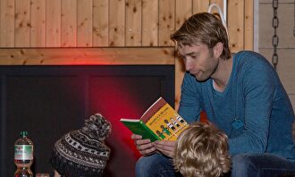 El futbolista alemán Simon Rolfes, leyendo un libro para niños. | Cordon Press