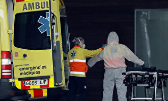 Sanitarios junto a un hospital. | EFE