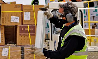 Un operario transporta material sanitario en cajas | EFE