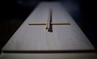 Detalle de un ataúd en la fábrica de ataúdes de Montjuic (Barcelona). | EFE