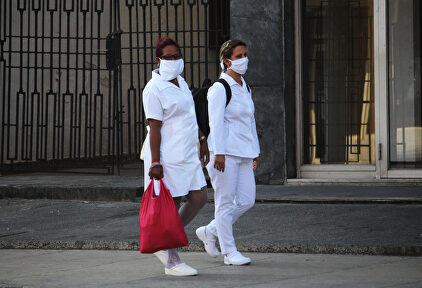 Dos enfermeras con mascarilla en La Habana | Europa Press