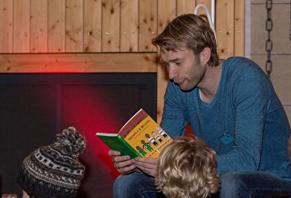 El futbolista alemán Simon Rolfes, leyendo un libro para niños. | Cordon Press