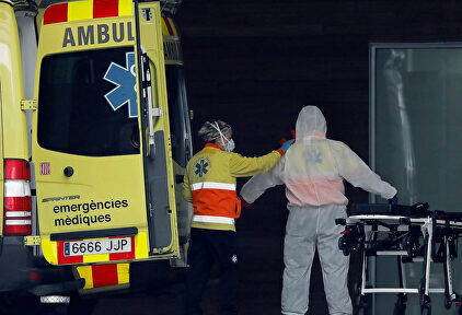 Sanitarios junto a un hospital. | EFE