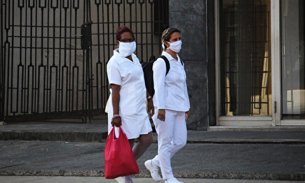 Dos enfermeras con mascarilla en La Habana | Europa Press