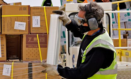 Operario transportando material sanitario | EFE