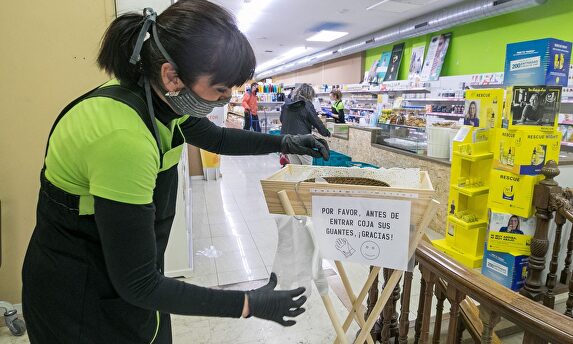 Guantes desechables a la entrada de un supermercado | EFE