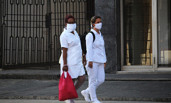 Dos enfermeras con mascarilla en La Habana | Europa Press