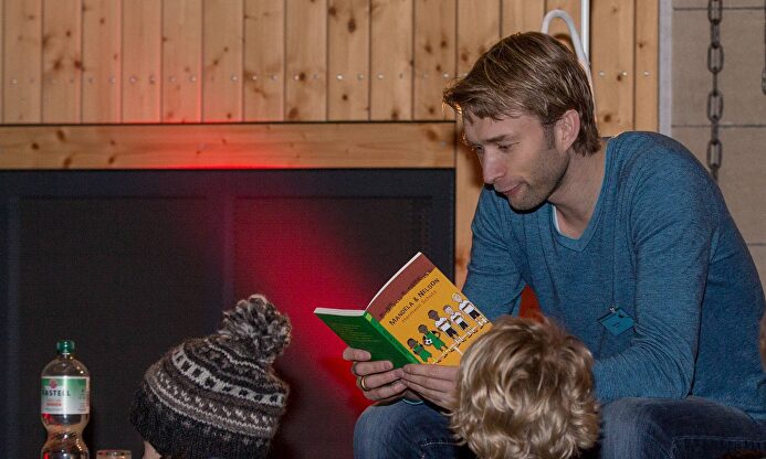 El futbolista alemán Simon Rolfes, leyendo un libro para niños. | Cordon Press