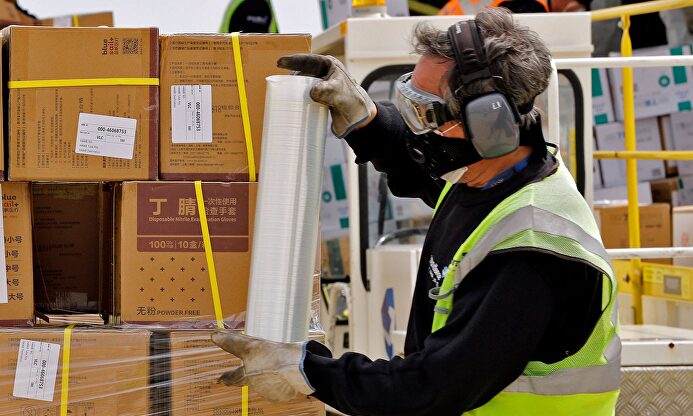 Operario transportando material sanitario | EFE