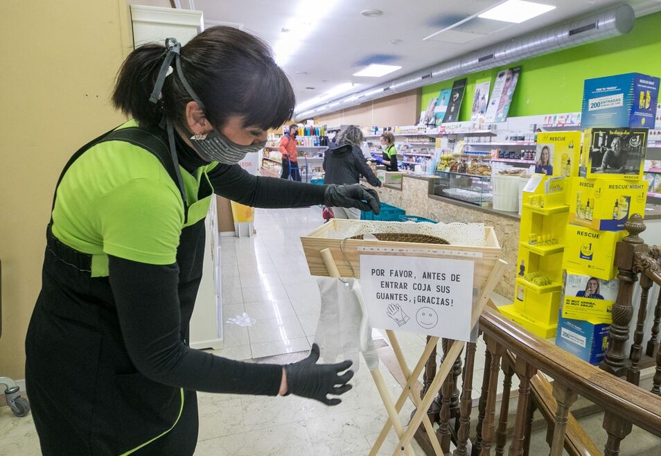 Si el Gobierno piensa que las mascarillas son caras, habrá más productores dispuestos a producirlas, aumentando la oferta y reduciendo el precio.