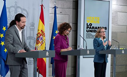 ablo Iglesias junto a la ministra de Hacienda, María Jesús Montero, y la de Economía, Nadia Calviño | EFE