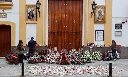 Entrada de la Capilla de los Marineros, en Triana (Sevilla): la Virgen de la Esperanza no podrá procesionar este Jueves Santo. | EFE