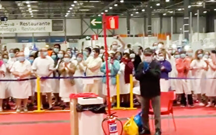 Decenas de pacientes del hospital provisional de Ifema se levantan para aplaudir a los sanitarios